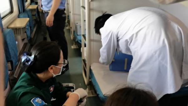 孕妇列车上分娩，多方帮助母女平安_凤凰网视频_凤凰网