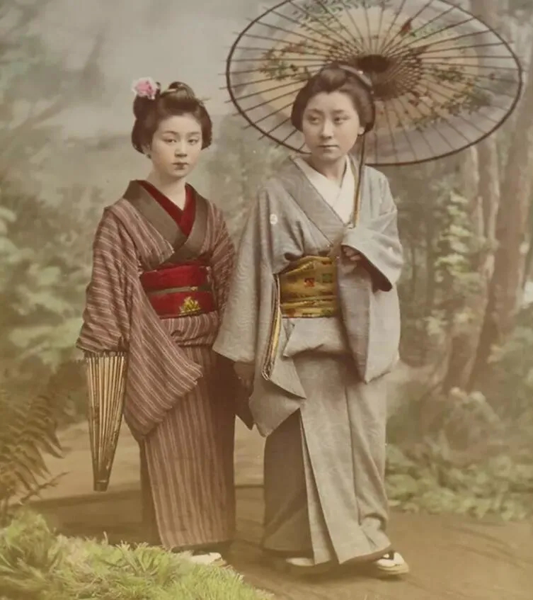 上图_ 身穿和服的近现代日本女性