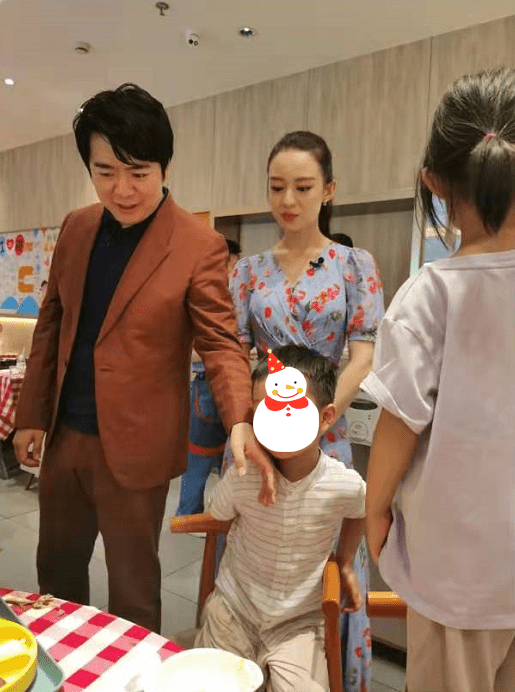 网友偶遇郎朗夫妇,郎朗抱小孩亲和力爆棚,吉娜瘦出排骨胸