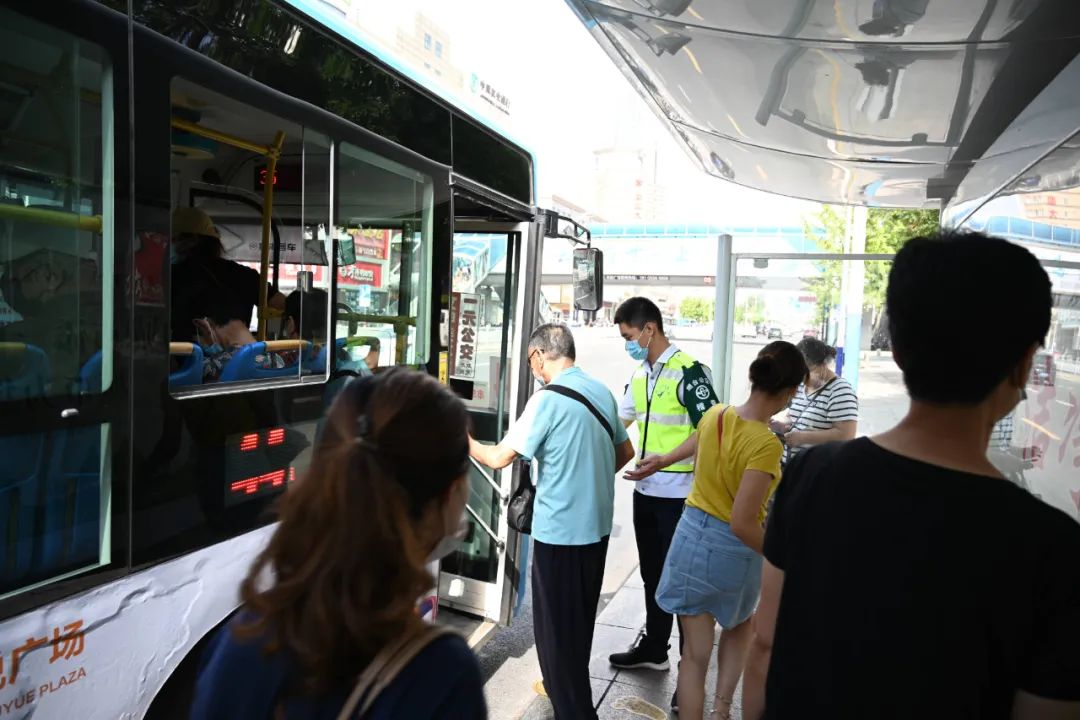 烟台公交集团开展"引导文明乘车·维护公共秩序"主题志愿活动 助力