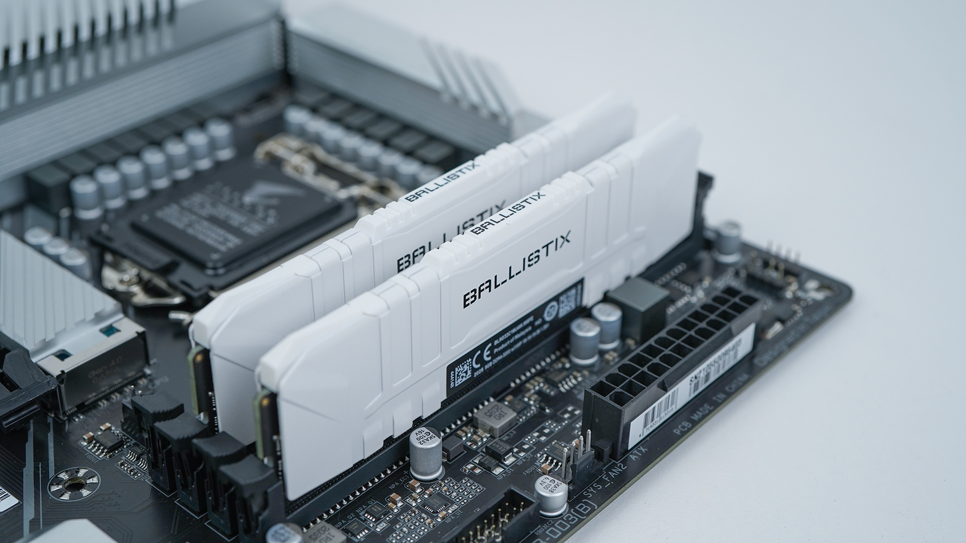 内存:英睿达铂胜 c9bjz ddr4-3200mhz 8gx2