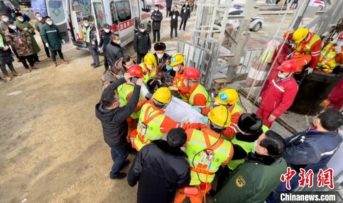 截至记者发稿时，山东栖霞笏山矿难已致10人遇难，1人仍在搜寻中。同时，11名成功升井的矿工生命体征平稳。救援指挥部供图