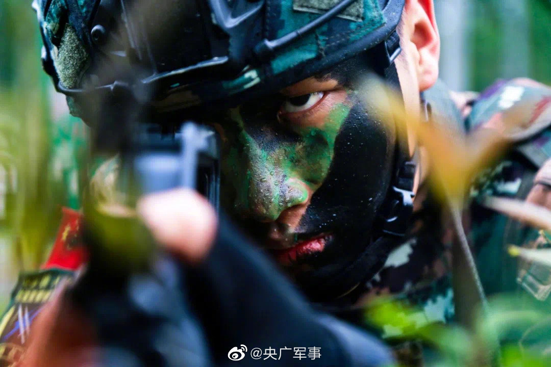 1983年4月5日,中国人民武装警察部队在北京成立。他们自成立起在维护国家安全、社会稳定、人民生命财产安全上发挥着重要作用。(图片来源:央广军事微博)