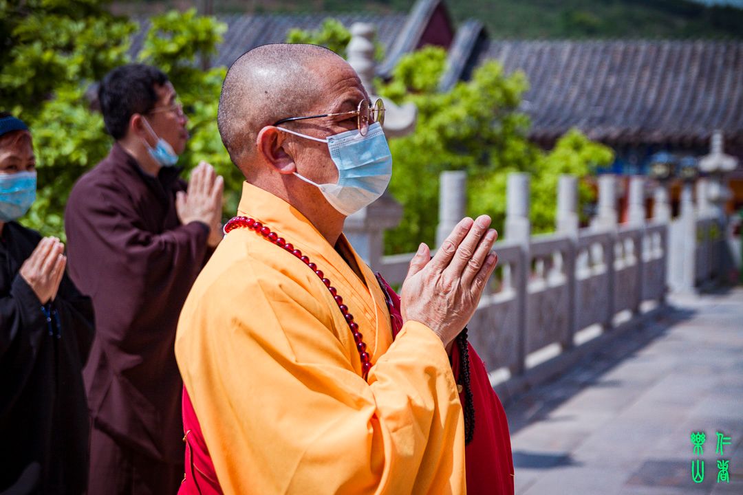 俺和果德法师深交多年了,堪称亦师亦友,神交已久的老朋友了.