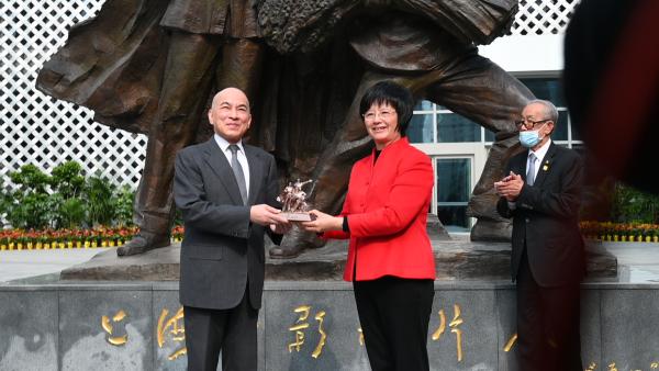 直击柬埔寨国王西哈莫尼访沪很高兴看到上海的高速发展