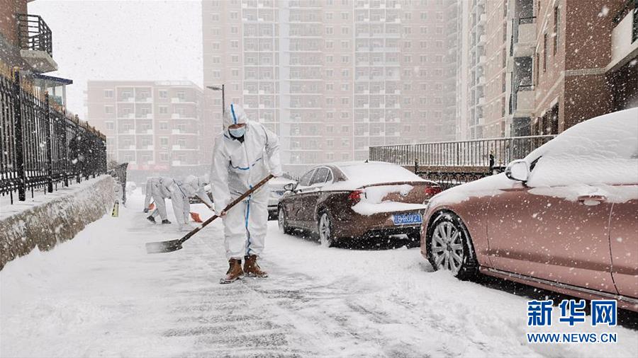 大连海洋大学“青年抗疫突击队”队员铲除积雪。新华社发(大连海洋大学供图)