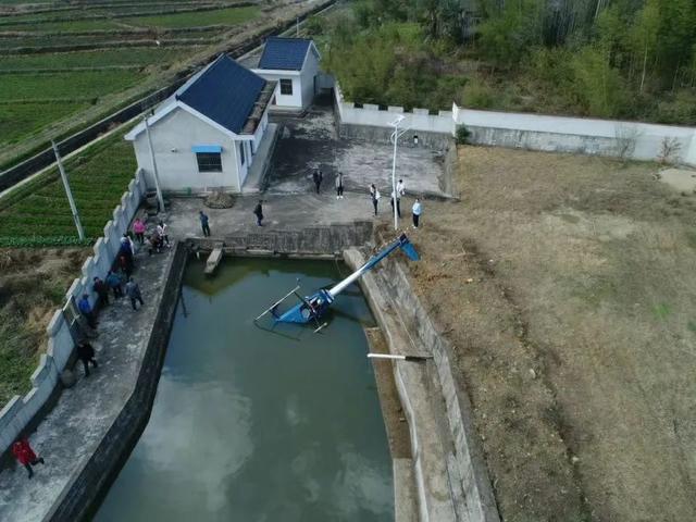 安徽宁国一直升机坠毁:市民购二手民用机,无执照