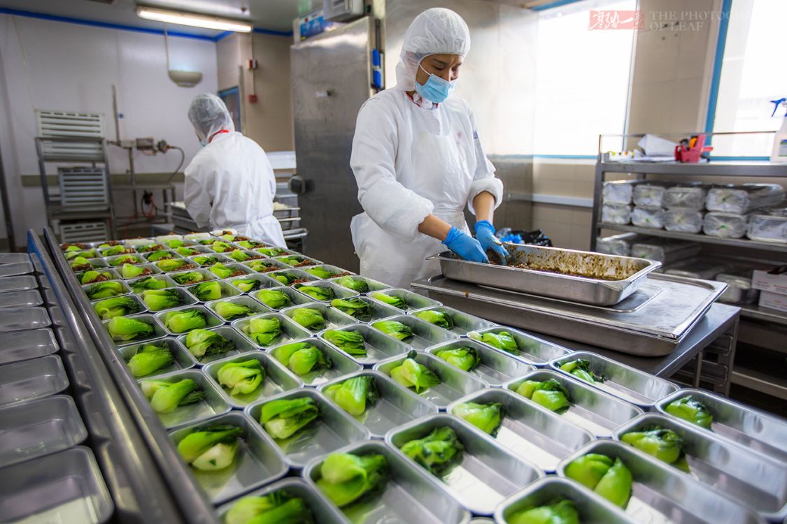 机场厨房首次对外公开,顶级大厨制作的餐食,食品安全是首要任务__凤凰
