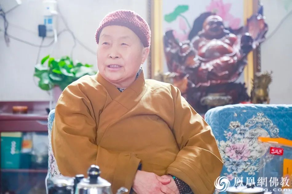 慧明法师向我们讲诉妙性老师太的故事,法师和妙性师太都是在三岁因被