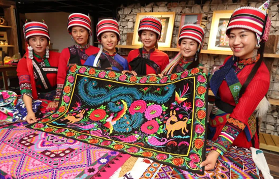 来吧昆明石林非遗文化撒尼刺绣带你感受不一样的情怀