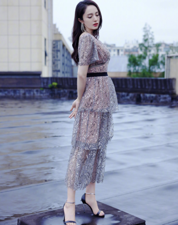 董璇穿v领秀肩颈雪白肌肤,皮肤紧致不见细纹