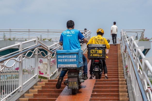 圖源:視覺中國穿著統一的餓了麼藍,美團黃的千萬騎手竟然找不到僱主?