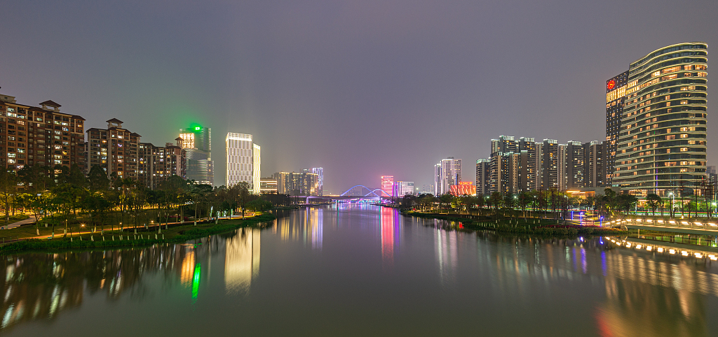 2021年3月9日,广州,南沙区黄阁镇蕉门河中心区域一带的城市建筑夜景迷人。(图片来源:视觉中国)