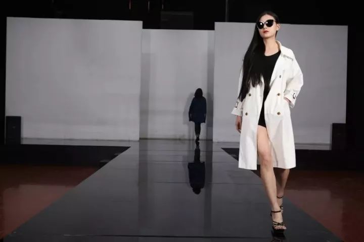 模特舞台走时装秀舞台技巧__凤凰网