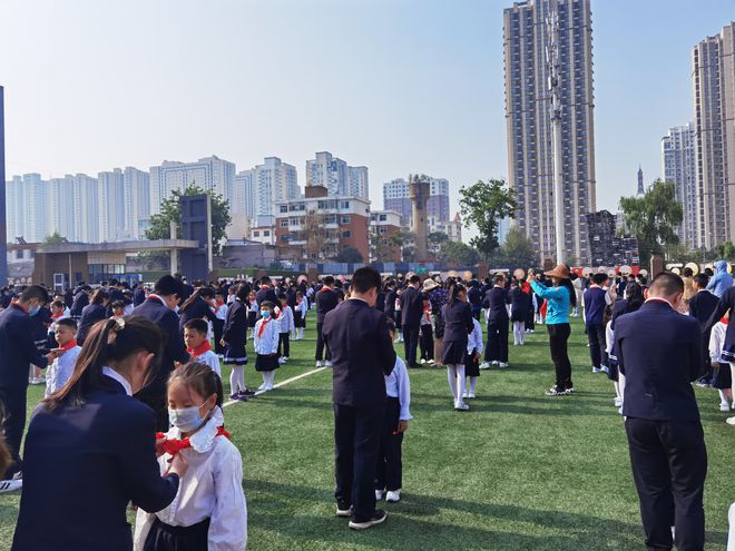 五月十三日上午,山西省太原市迎澤區東崗小學校舉辦了一年級少先隊員