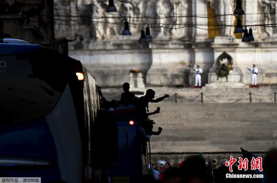 当地时间7月12日,意大利国家足球队夺得欧洲杯冠军第二天,在罗马举行冠军奖杯游行。图为意大利球员与球迷一起庆祝。