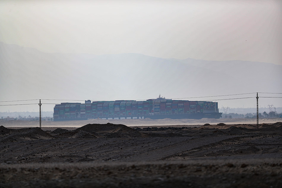 当地时间2021年3月25日拍摄的在埃及苏伊士运河中搁浅的货船.