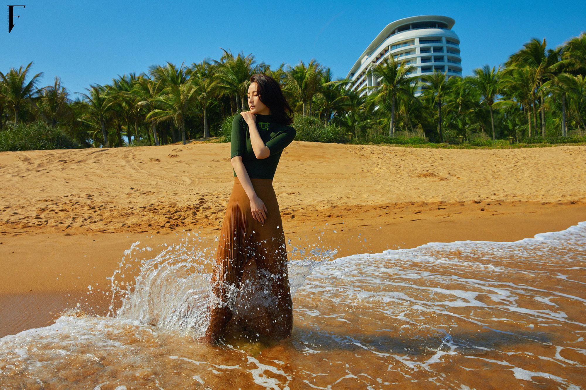 蒋勤勤海边大片释出 亦柔亦飒散发女性魅力