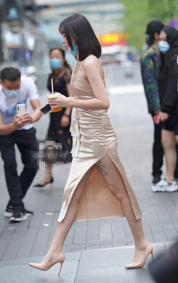 街拍:开叉长裙搭配高跟鞋,散发出迷人气质