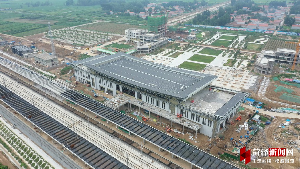 目前,在新建鲁南高铁项目巨野北站工程施工现场,站房外部玻璃幕墙已