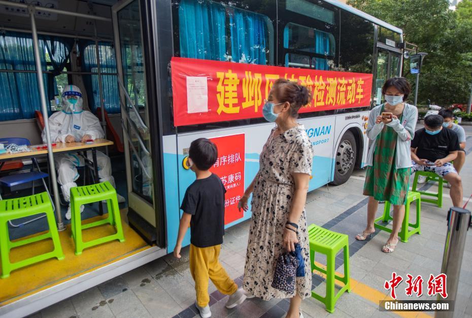 8月1日,江蘇省南京市,市民在