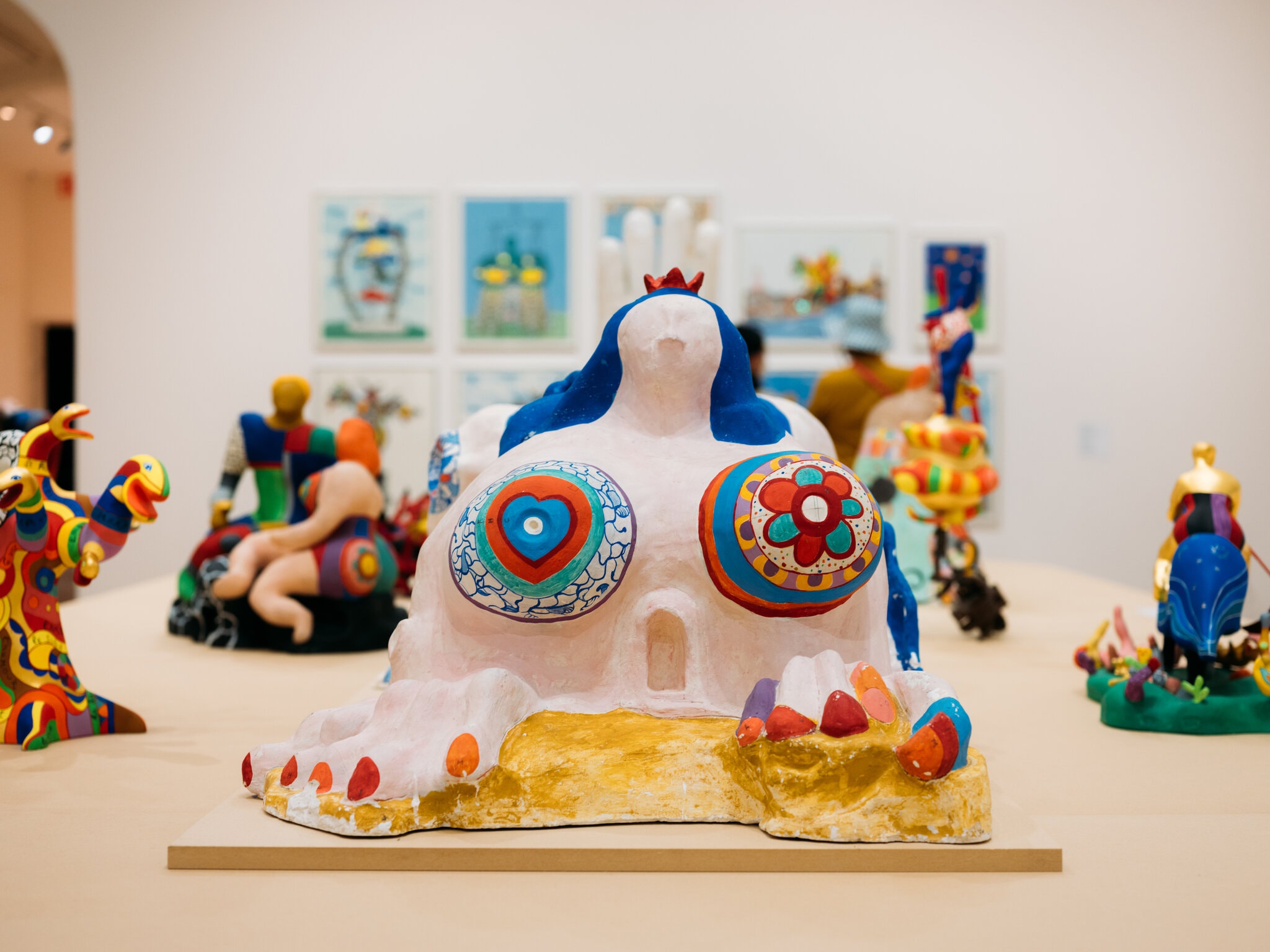 妮基·圣法勒作品《狮身人面像》, 1984,MoMA PS1展览现场