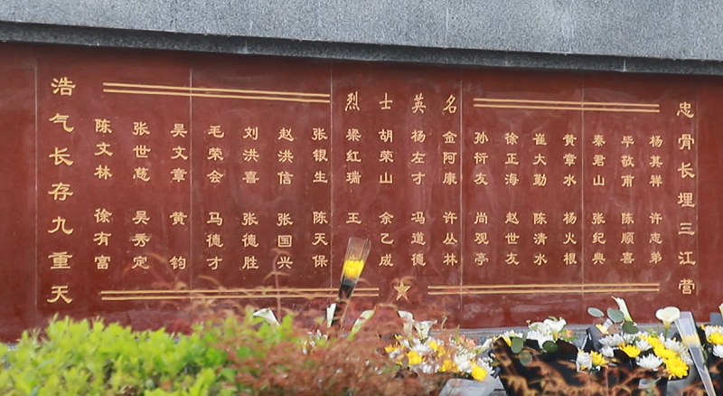 黄章水烈士的侄女也来到爷爷奶奶墓前告慰他们的在天之灵:"我们今天