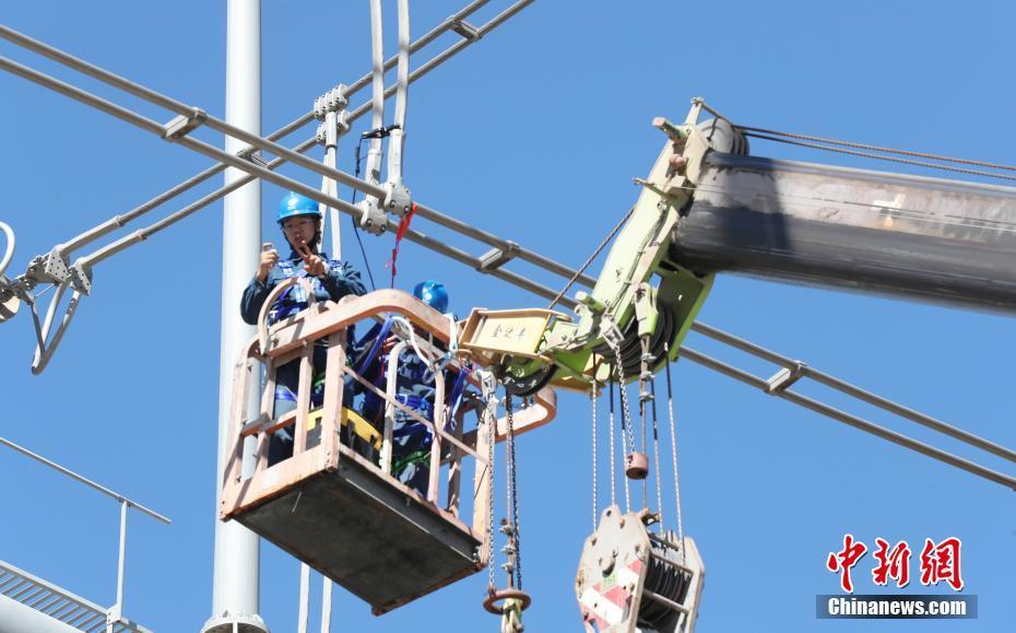 9月7日,国家电网宁夏公司检修公司工作人员在宁夏银川东换变电站±660千伏银东直流输电系统进行检修作业。当日,±660千伏银东超高压直流输电工程2021年度综合检修正式拉开帷幕。本次综检将对直流设备进行深入“大体检”,对部分核心设备进行整体“大换血”。据了解,±660千伏银东直流输电线路为宁夏电力外送山东的重要通道,是国家电网“西电东送”的重点工程。中新社记者 于晶 摄