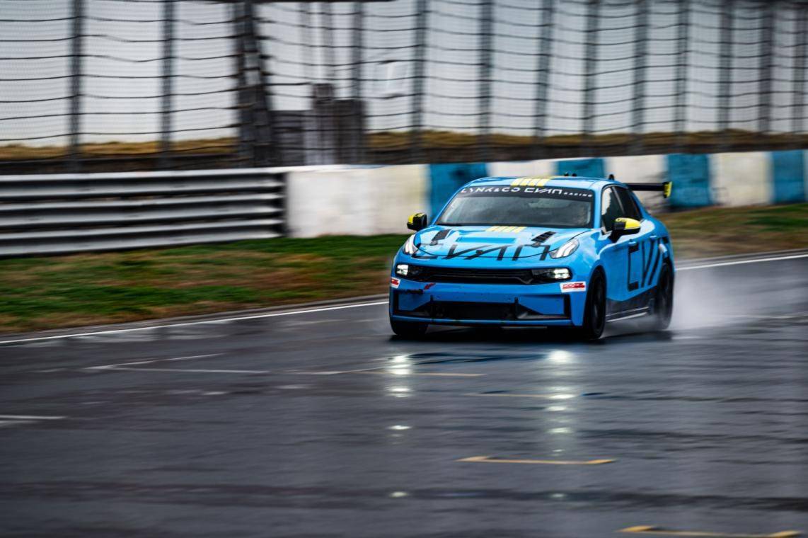 在雨中的宁波国际赛车场驾驶领克03赛车是什么体验