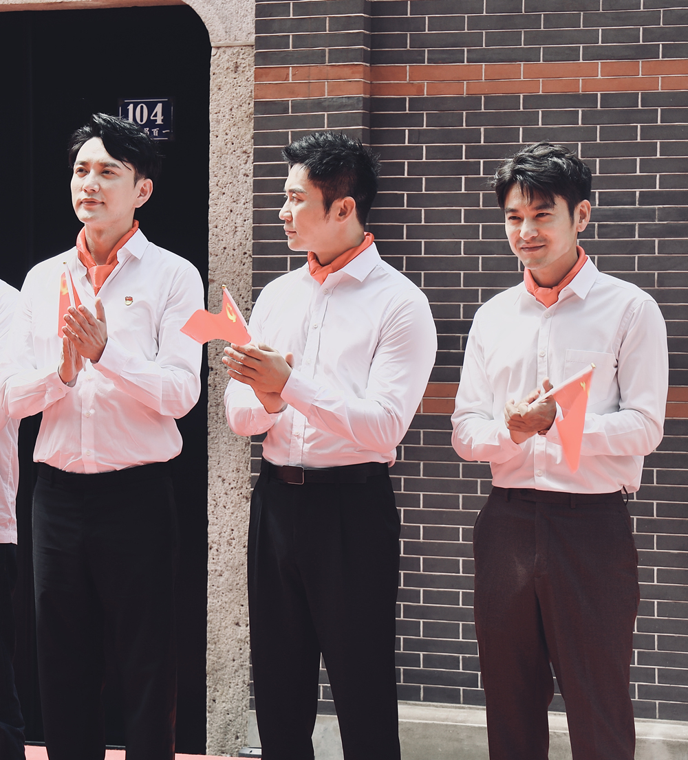 饰演李汉俊的袁文康(右一),递交了入党申请书。