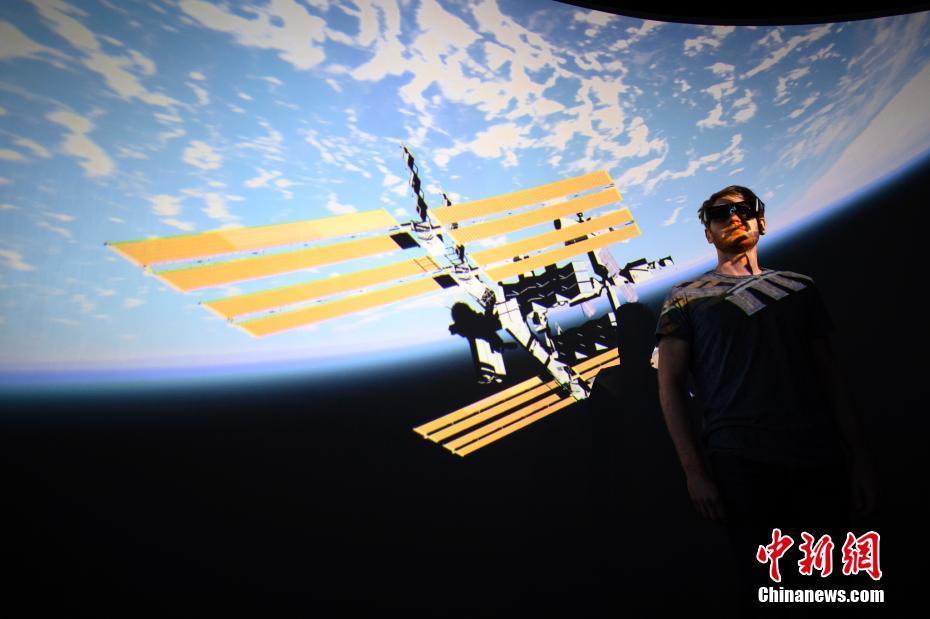 当地时间10月12日,瑞士洛桑附近的圣叙尔皮斯教堂, 洛桑联邦理工学院实验博物馆实验室内,研究人员使用虚拟现实软件VIRUP,虚拟出最详细的宇宙3D地图。图片来源:视觉中国