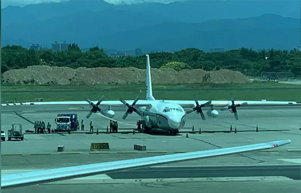 仅隔5天,台媒称又一架美军机降落台湾机场"装卸货物"__凤凰网