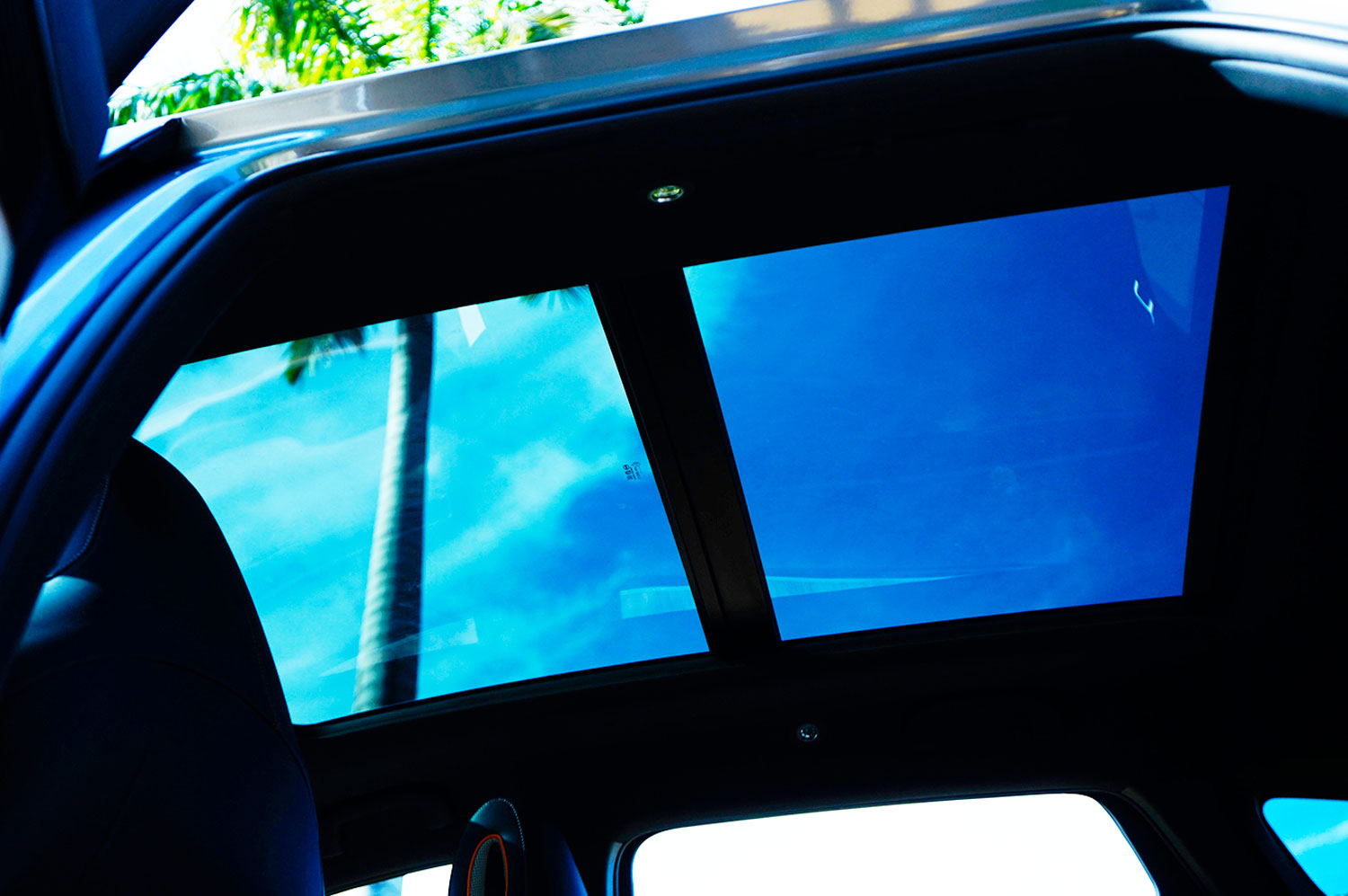 全系标配可开启全景天窗,面积够大,采光充足.