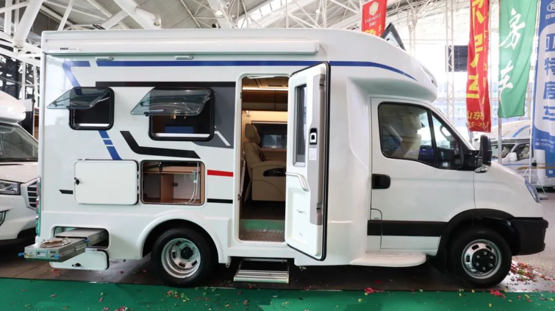 27上海房车展:新款飞翔依维柯畅享版小额头房车也太香了叭!__凤凰网