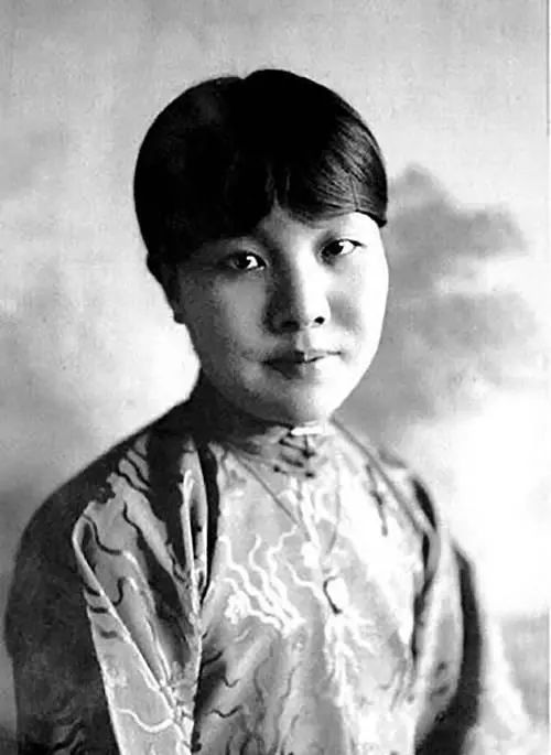 看到邱淑贞女儿穿旗袍是该疯狂心动的