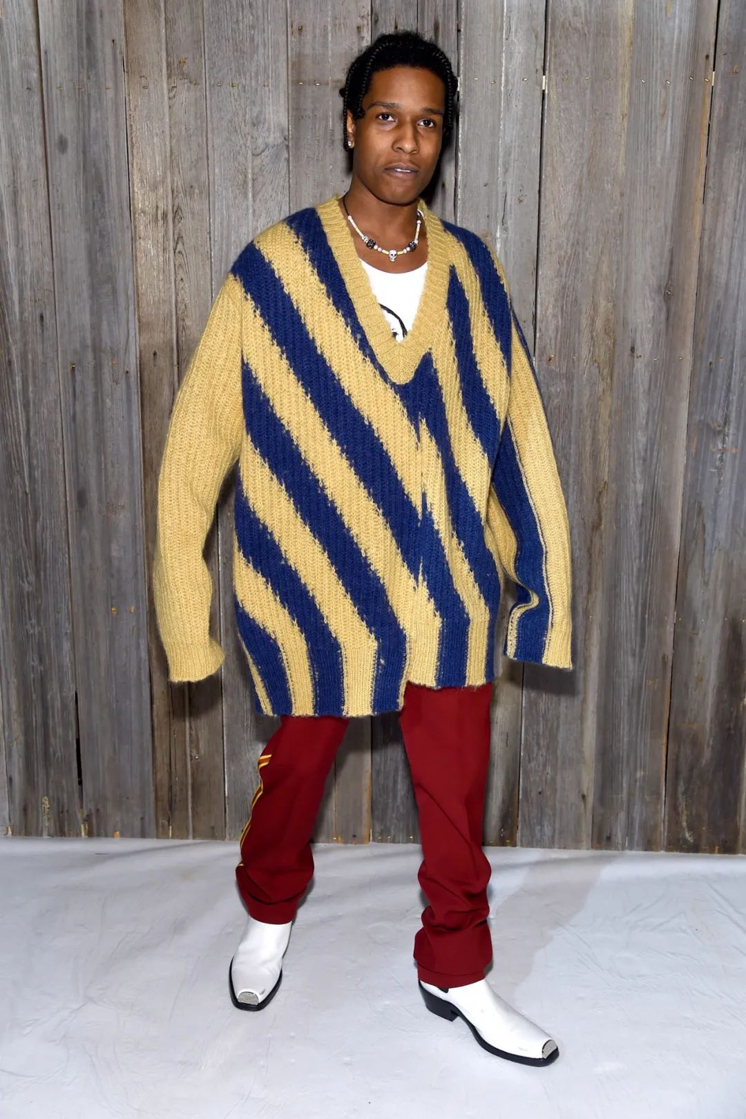 asap rocky之xxxxxxxxl毛衣搭配红色裤子以及白色靴子