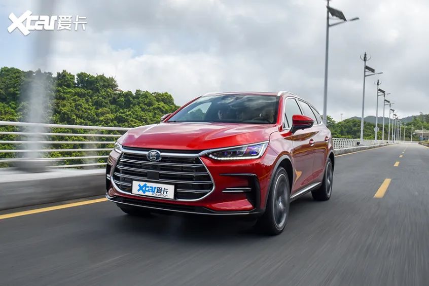 领域,比亚迪是国内的领军者,在过去几年推出了多款热销的插电混动车型