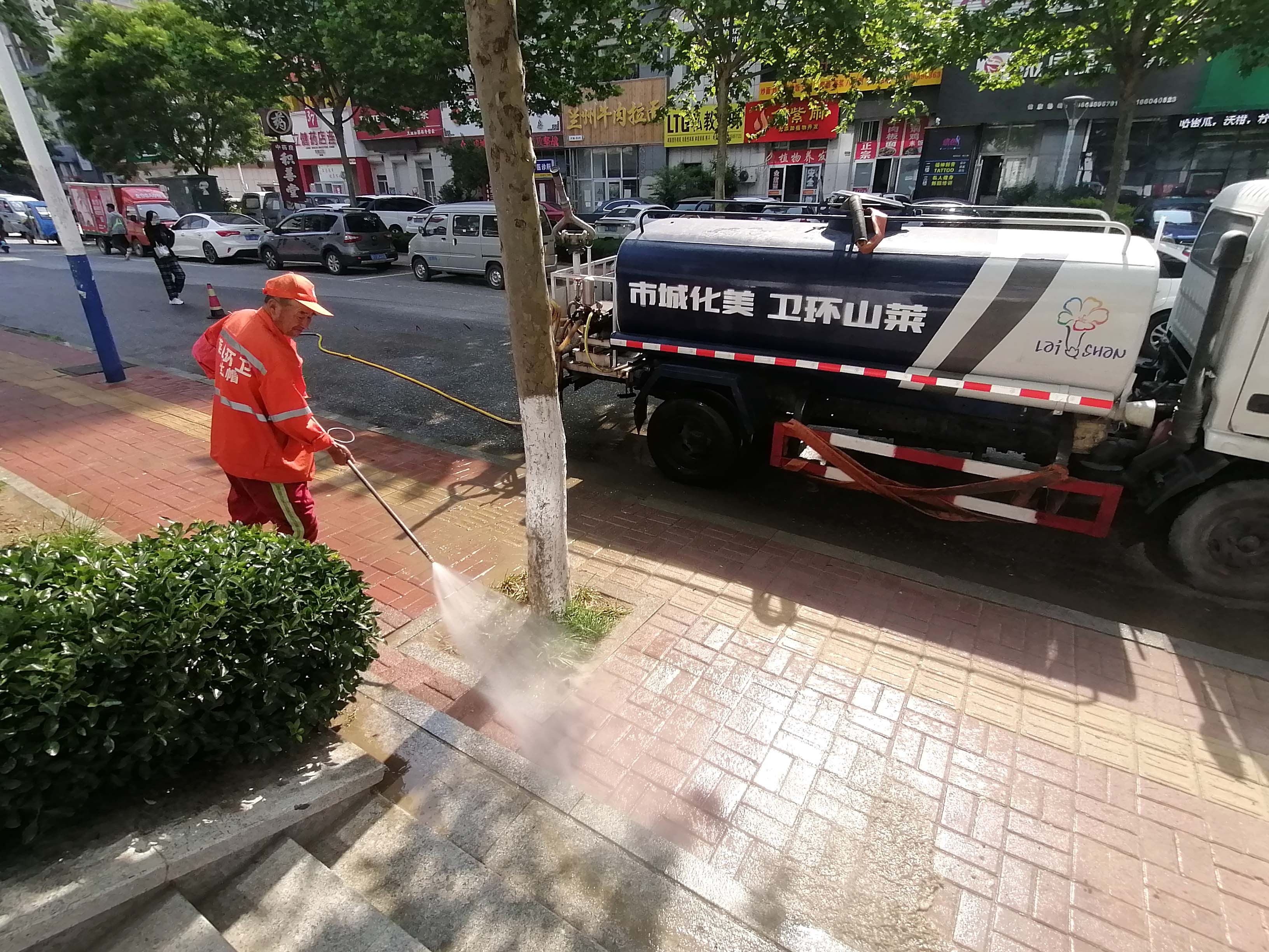 烟台市莱山区环卫保洁人员清刷路面保洁忙(图)__凤凰网