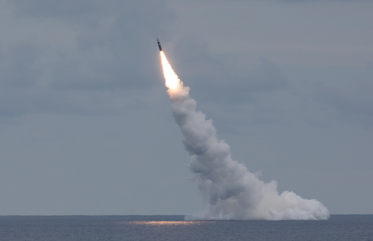 美国海军公布的“三叉戟”II型导弹发射画面