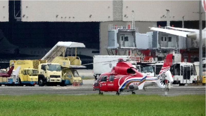 台“空勤总队”直升机今天上午在台北松山机落地时受损。图自台湾“联合新闻网”