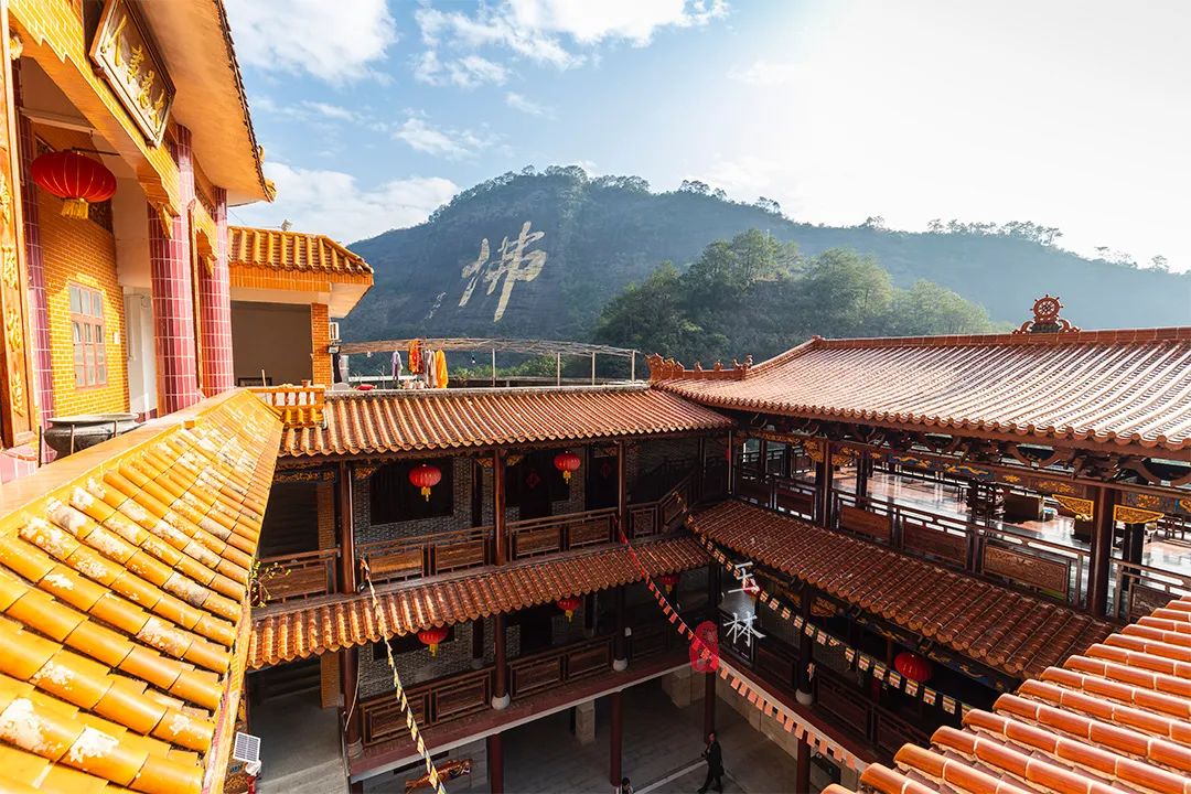 现如今,庆寿岩禅寺内有大雄宝殿,二殿,厢房,僧房等处,香火不绝.