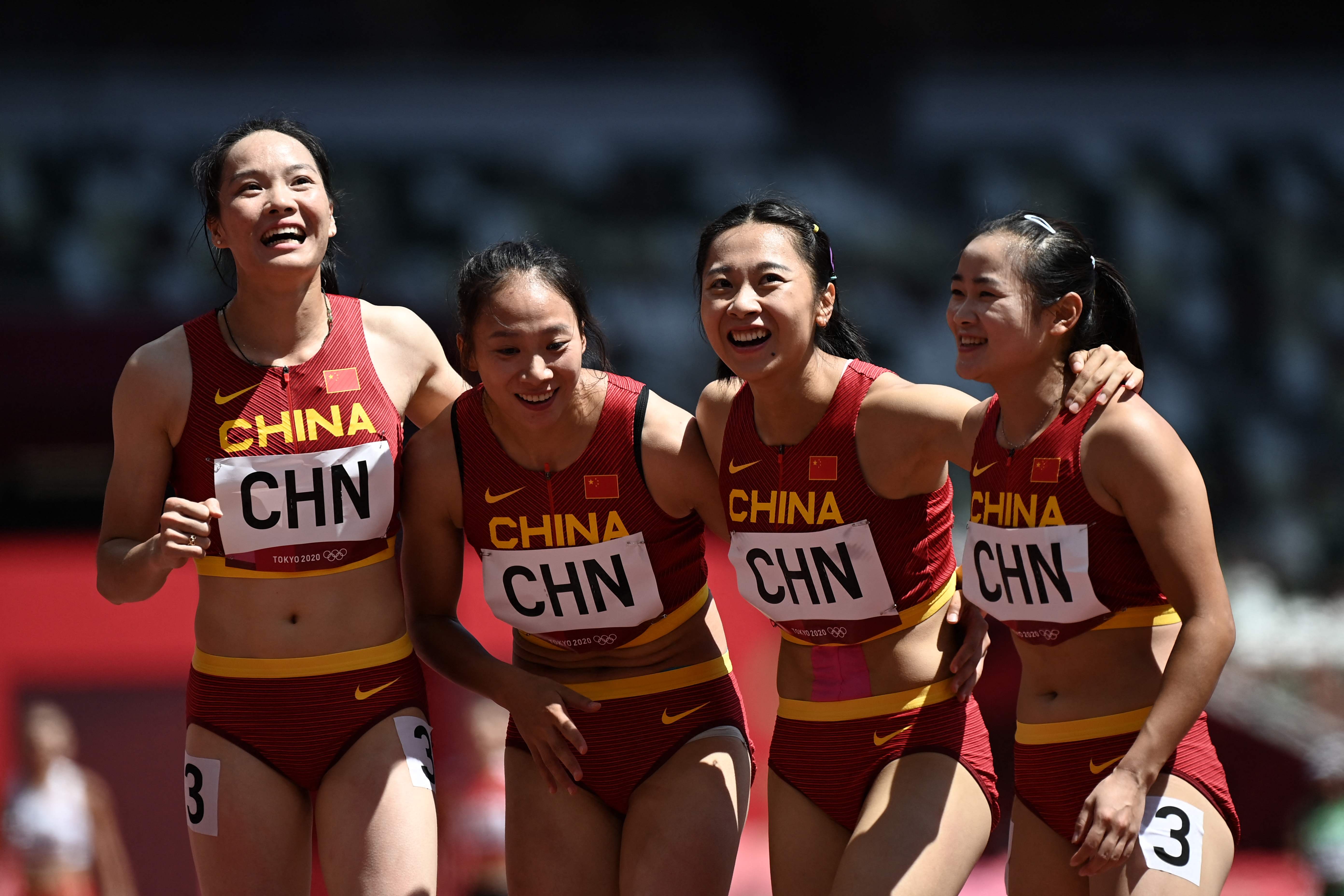 中国女子接力终于弥补了遗憾。从左至右：韦永丽、黄瑰芬、葛曼棋、梁小静。