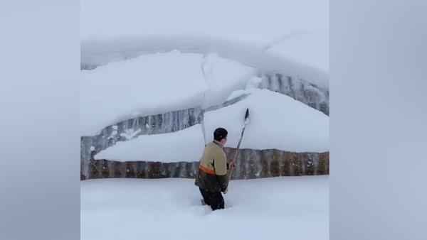 清理屋顶积雪时瞬间“雪崩”，男子被埋进雪堆