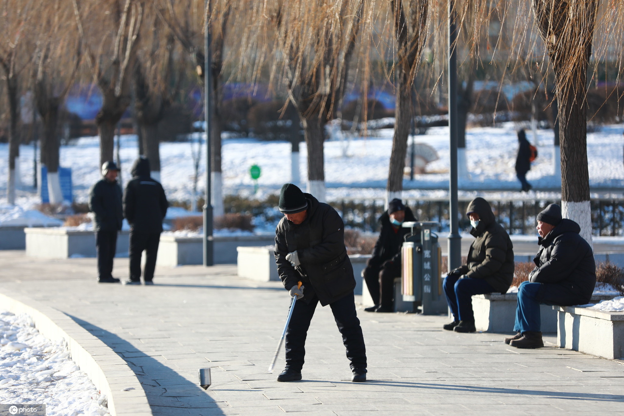 冰猴大小不一,有很多中材质和形状,抽冰猴是一项力气活,冰猴又叫陀螺,近百个陀螺在冰上一起转动的声音十分曼妙,构成了一幅和谐的交响乐!冰面上,一阵阵响彻天空的竹鞭声,各种陀螺转动时发出的嗡嗡声,老人们喝彩声,失误后摔倒的笑声声,每个人都乐在其中,似乎忘了自己年纪,童年的那些回忆一览无遗的展示在冰面上。