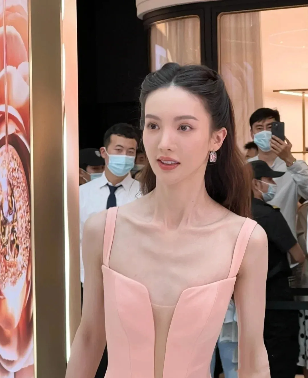 镜头下的金晨,尽显娱乐圈病态审美,波平如镜,女性特征哪去了