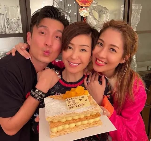 陈山聪和apple结婚时,还专门给伍咏薇和郭政鸿奉茶,感激二人的不离不