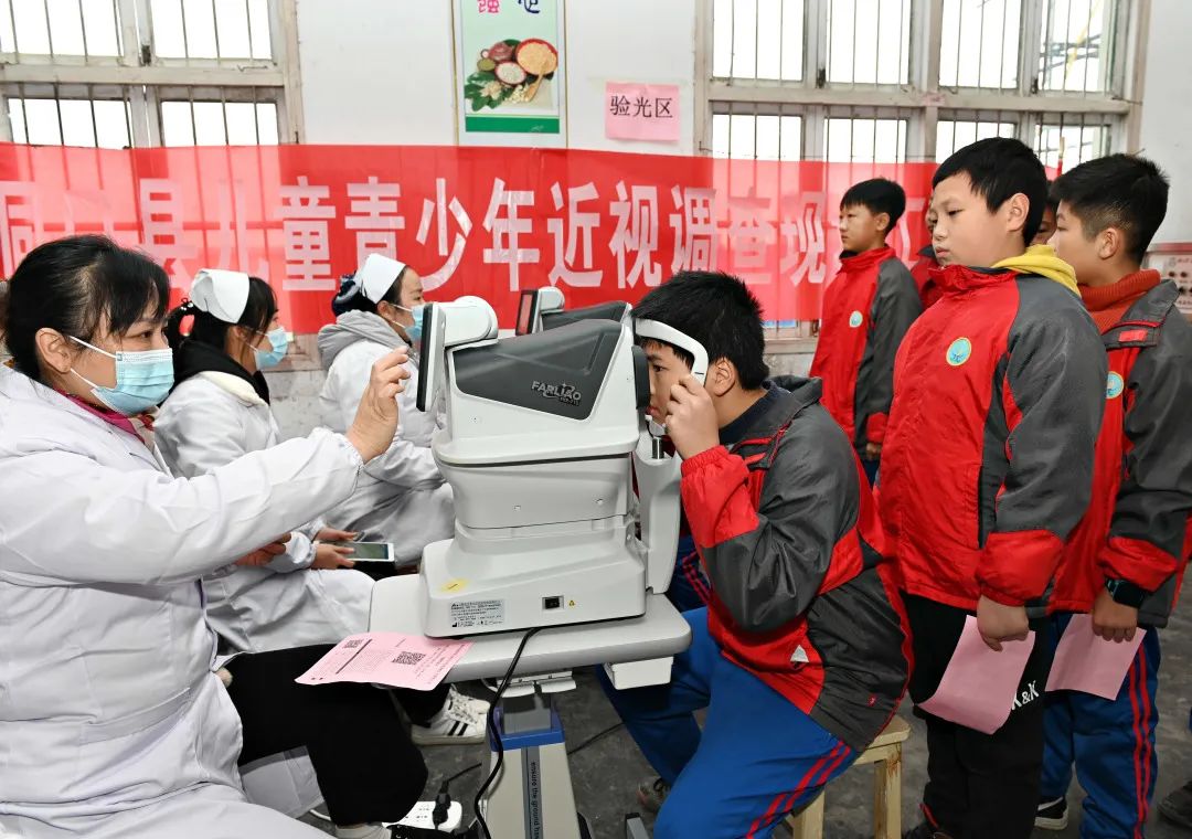 眼科医生为学生进行眼病筛查 图源:IC photo