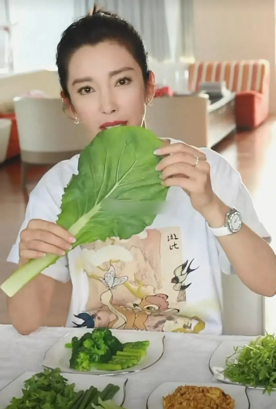 48岁李冰冰直播生吃青椒,全桌绿色蔬菜没有一点肉,自律到令人惊叹__凤