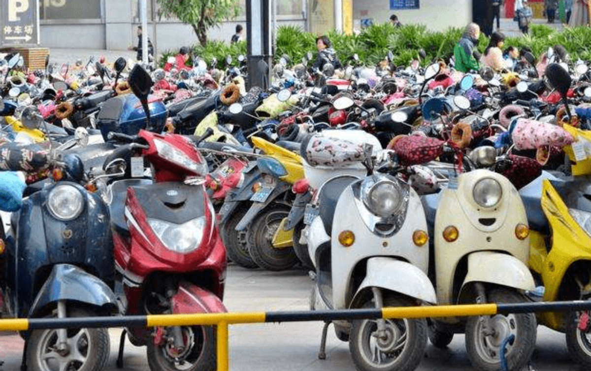 广西市面上仍留存大量过渡期超标车,不少车辆均挂有假冒,伪造临牌