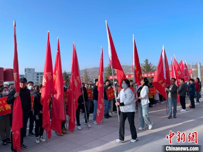 图为2021年顶岗支教实习分队授旗。 孙睿 摄
